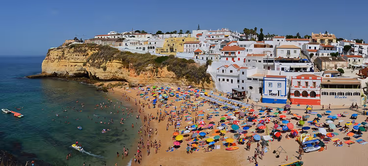 Strand von Carvoeiro mit Klippen und weißen Häusern