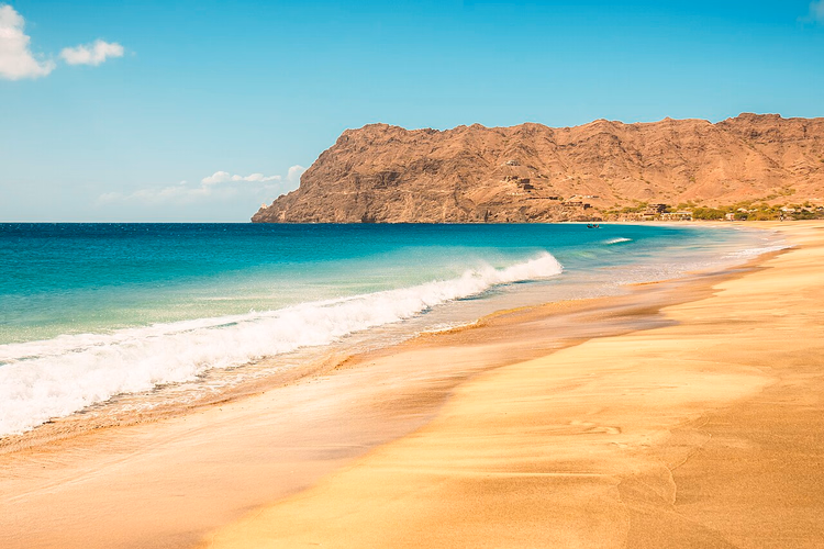plage de sable de Sao Pedro avec vagues et montagne