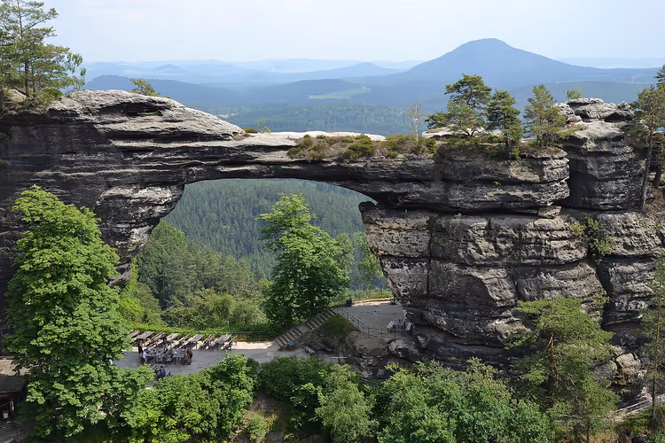 Riesiger Sandsteinbogen Pravčická brána im Wald