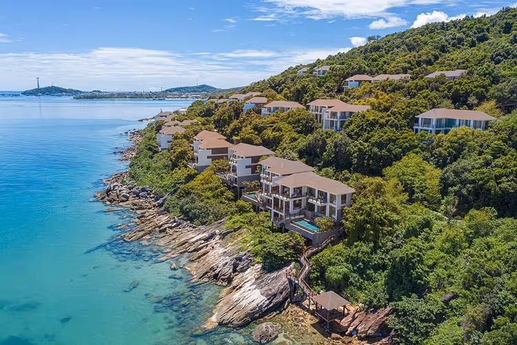 Deniz kenarında bir yamaçta resort villaları