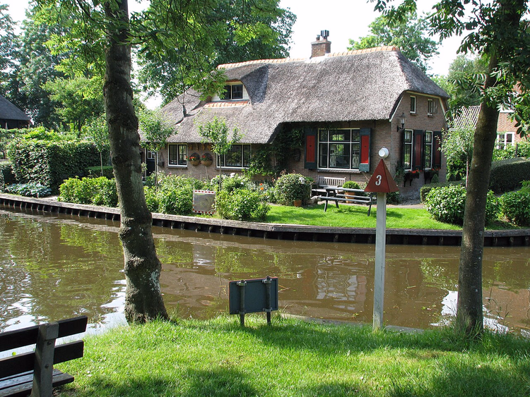Stråtakhus ved en kanal i Giethoorn