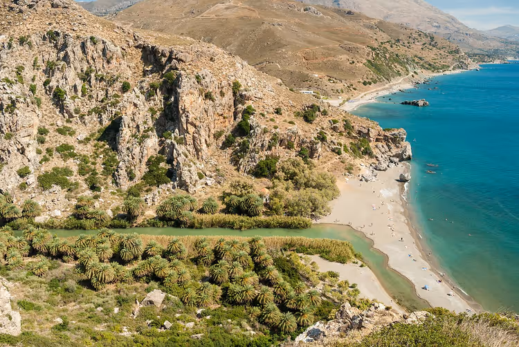 Preveli palmestrand med lagune og klipper sett ovenfra
