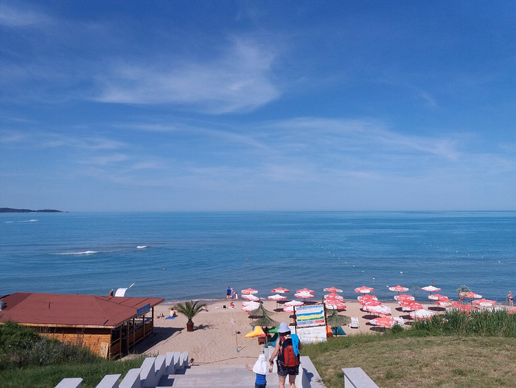 Strand van Primorsko met parasols en toegang tot de zee