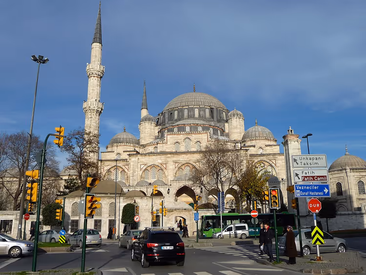 Şehzade-moskeen med kuppel og minaret