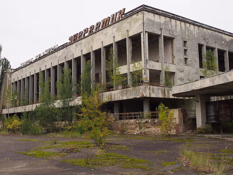 Pripyat'taki terk edilmiş Energetik Kültür Sarayı binası