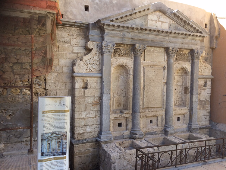 Den venetianske Priuli-fontenen med søyler i Heraklion
