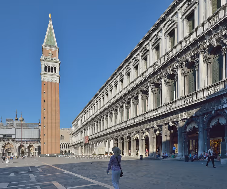 Venedik'teki meydanda San Marco Çan Kulesi ve Procuratie