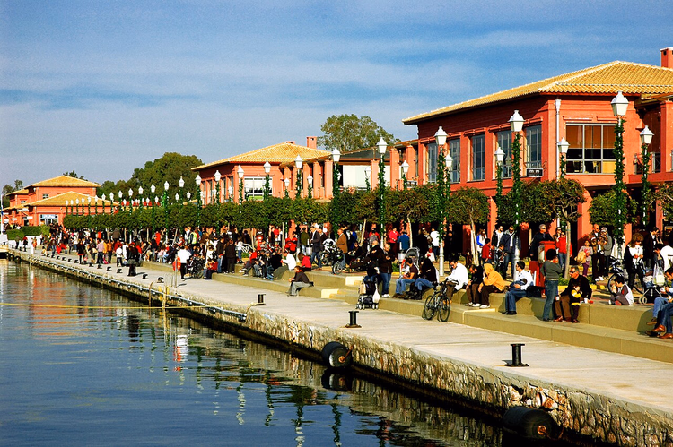 Promenade van de jachthaven Flisvos met cafés en wandelaars