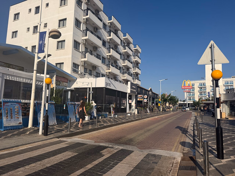 Straat in Protaras met hotels en cafés