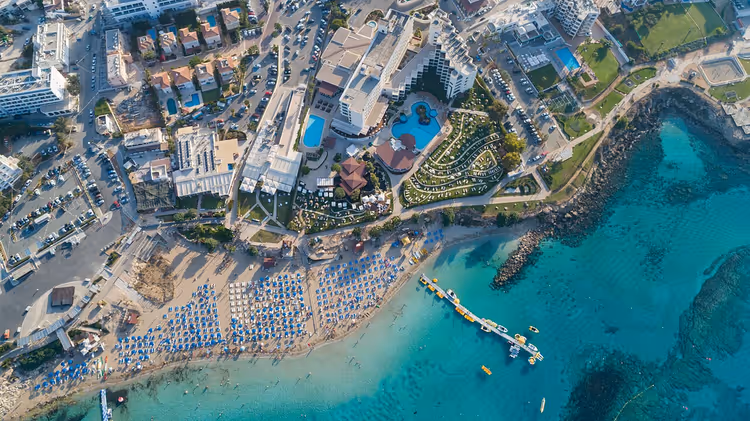 Luchtfoto van Capo Bay Hotel met zwembaden en strand