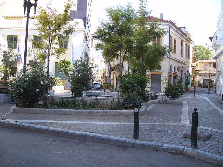 Psyri-Platz mit Bäumen und Häusern in Athen