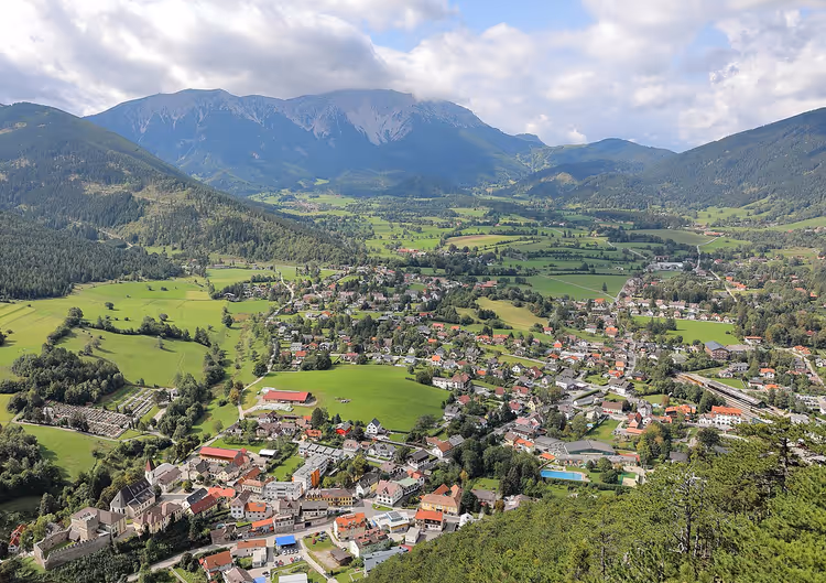 panorama av Puchberg am Schneeberg i en alpdal