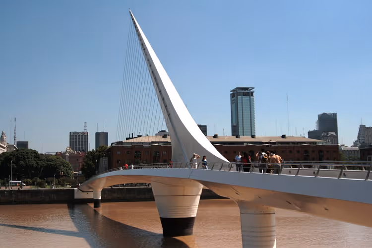 Buenos Aires'taki beyaz eğik askılı Puente de la Mujer köprüsü