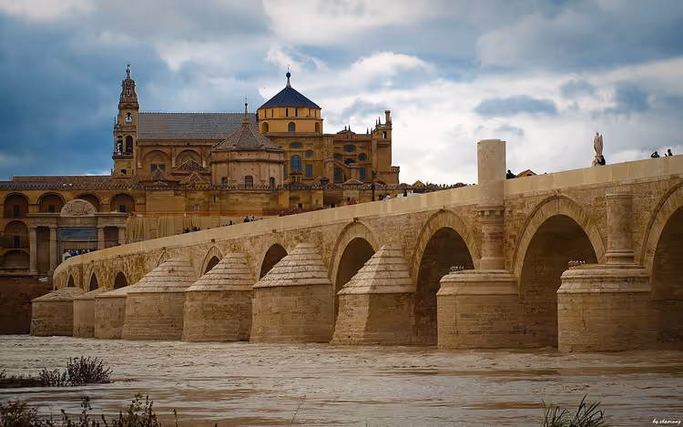 Romerbroen i Córdoba med moské-katedralen i bakgrunnen