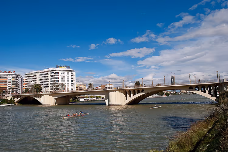 San Telmo-broen over Guadalquivir i Sevilla