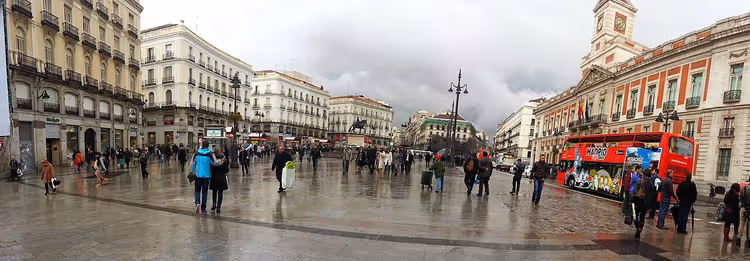 Madrid'deki Puerta del Sol meydanı, insanlar ve bir otobüs