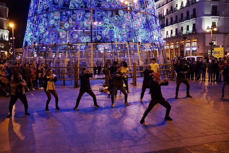 Puerta del Sol a Madrid di notte con un albero di Natale