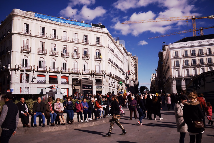 Piazza Puerta del Sol a Madrid in una giornata di sole