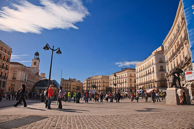 Puerta del Sol mit Menschen und Gebäuden