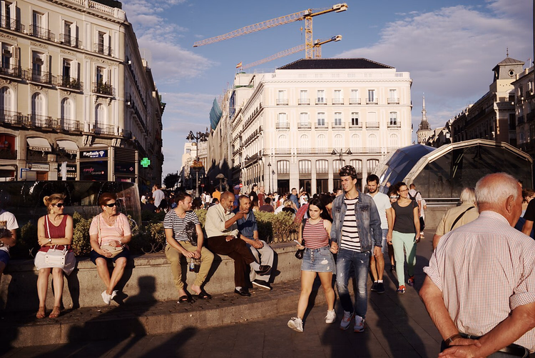Persone che si rilassano in piazza Puerta del Sol a Madrid