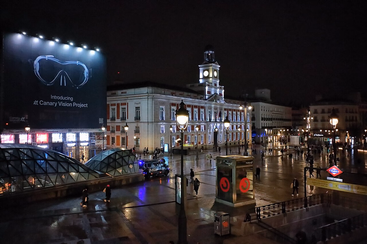 Puerta del Sol mit Uhrturm bei Nacht