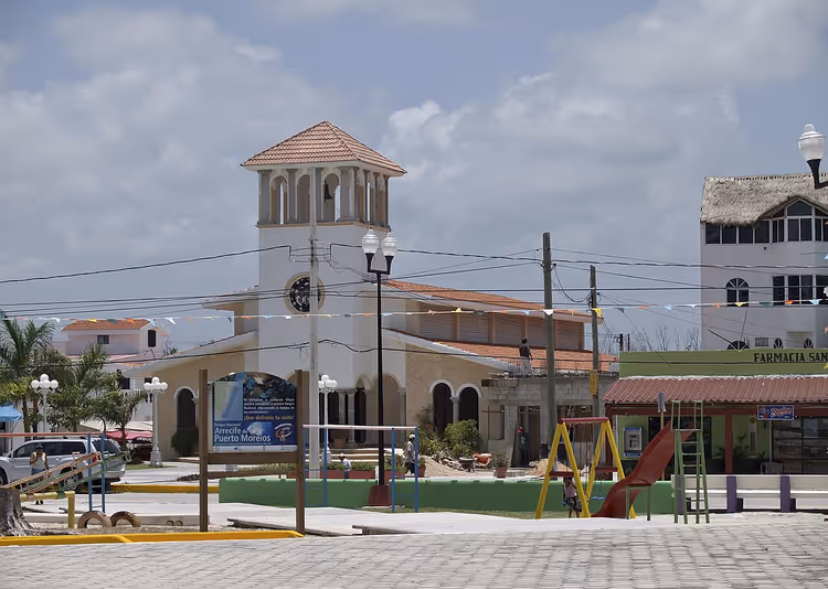 Kule ve oyun alanıyla Puerto Morelos meydanı