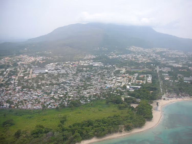 Luftfoto av Puerto Plata og et fjell ved havet