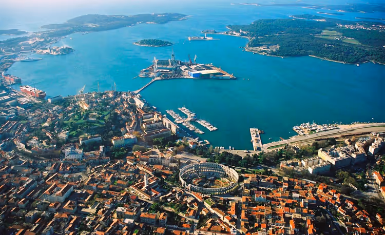 Luftaufnahme von Pula mit dem römischen Amphitheater und der Bucht