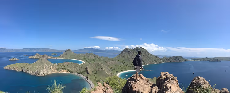 Blick vom Aussichtspunkt über die Buchten der Insel Padar