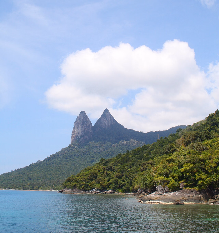 Zwillingsfelsgipfel über der Küste von Tioman