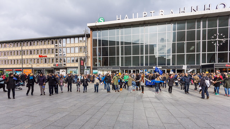 Platz vor dem Kölner Hauptbahnhof mit Menschen
