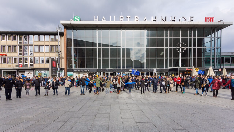 Köln Merkez Tren İstasyonu önündeki meydan