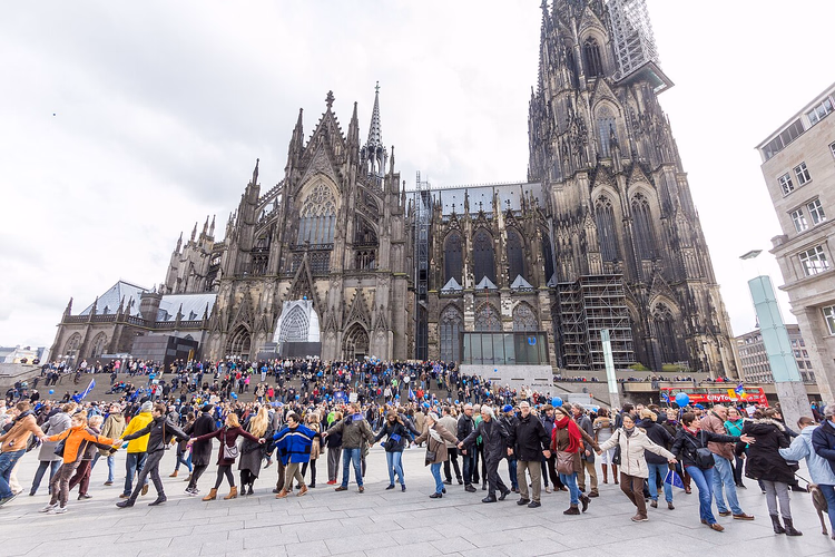 Kölner Dom und die Menschenmenge auf dem Domplatz