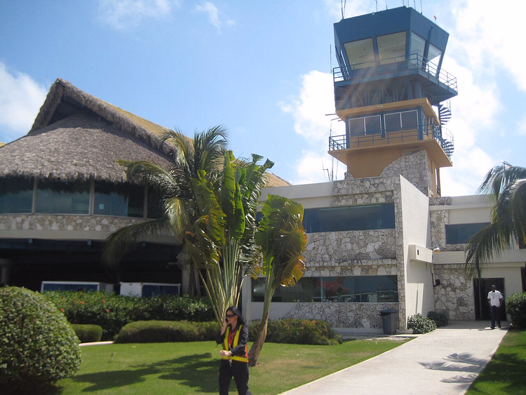 Punta Cana lufthavnterminal med stråtak