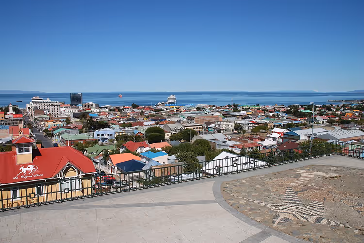 Panorama Punta Arenas z dachami i zatoką
