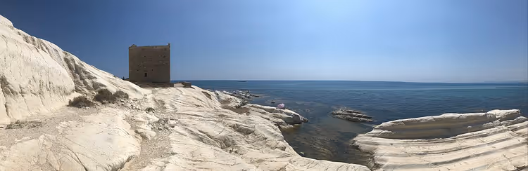 antica torre su bianche scogliere a picco sul mare