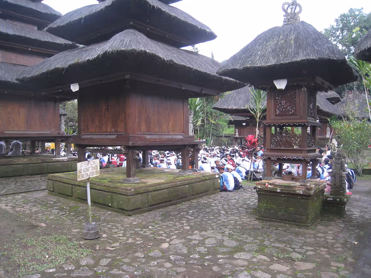 Çok katlı kuleleriyle Bali Hindu tapınağı