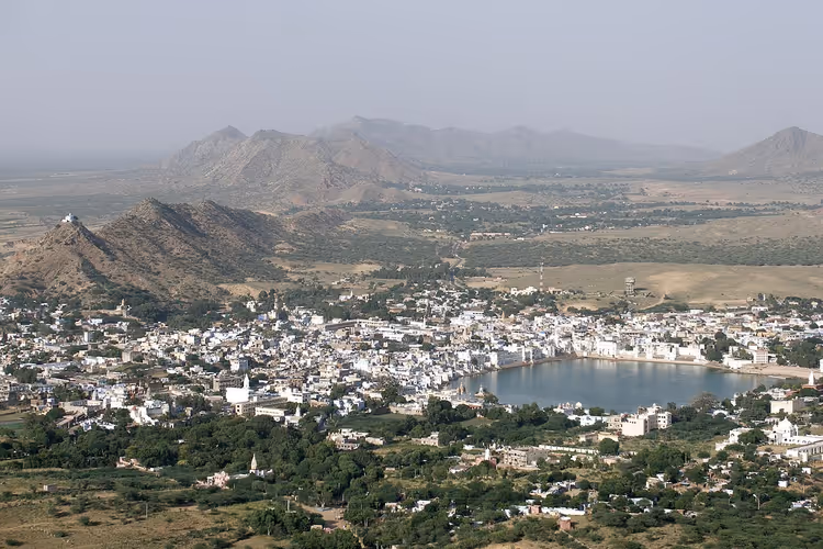 Panoramablick auf Pushkar mit See und Bergen