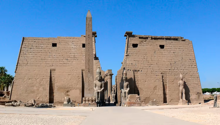 Pilonlar ve bir dikilitaş ile Luxor Tapınağı