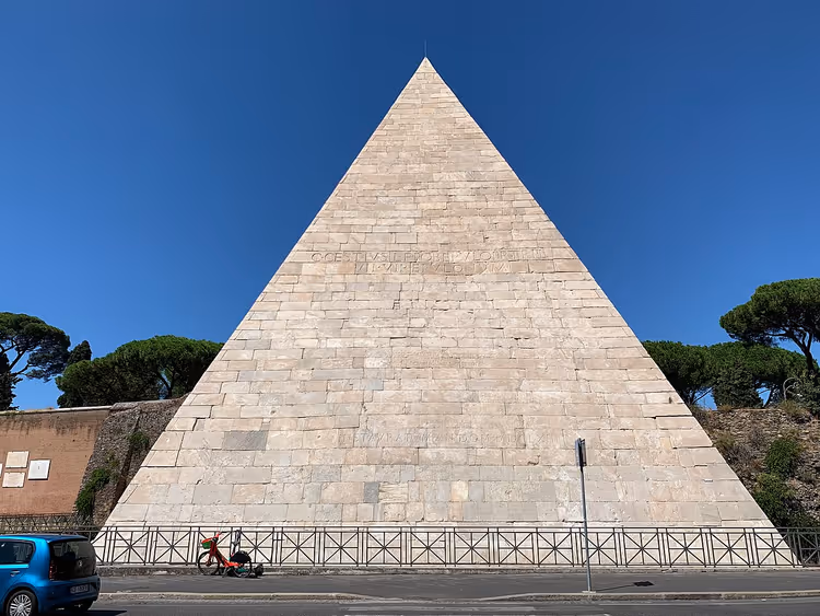 Piramide van Cestius in witte steen in Rome