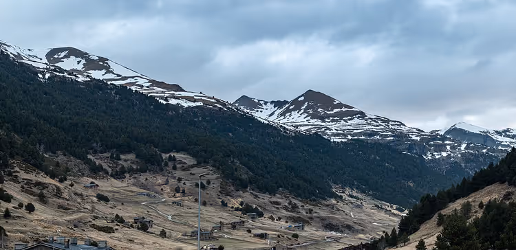 Paesaggio montano in Andorra con cime innevate