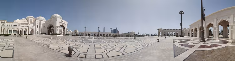 Panorama av Qasr Al Watan-palasset med plassen om dagen