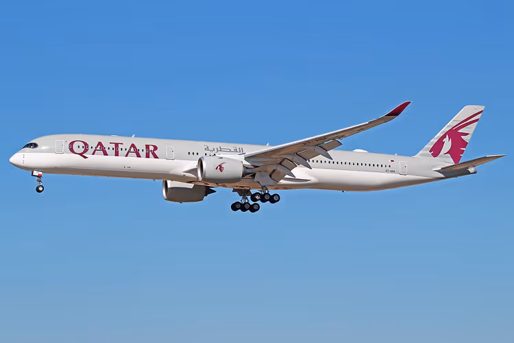 Qatar Airways-fly i luften mot himmelen