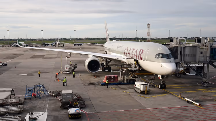 havalimanı körükünde Qatar Airways Airbus A350