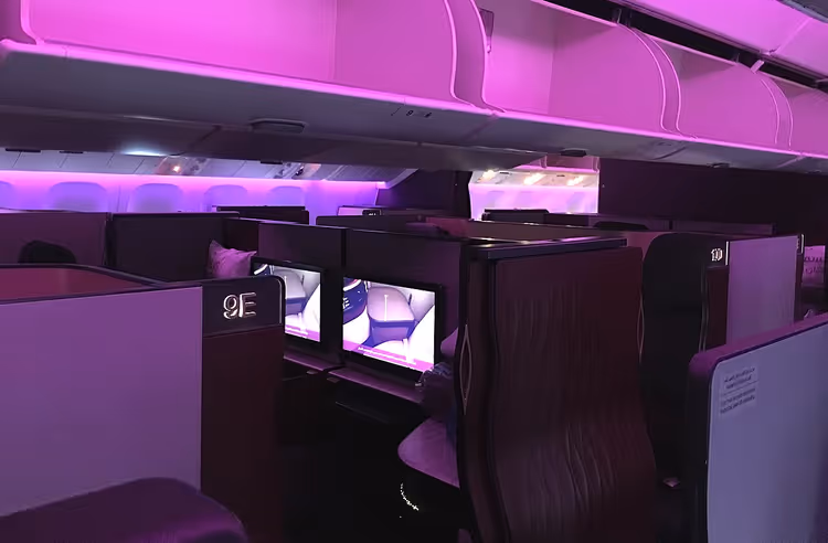Özel bölmeleriyle Qatar Airways Qsuite business class kabini