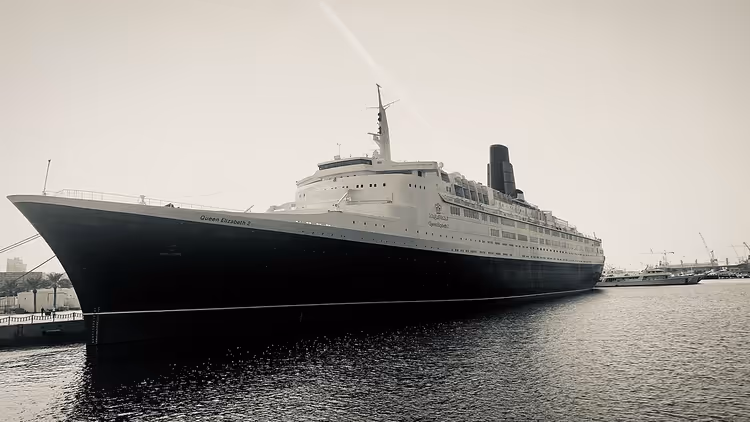 Hotelschip Queen Elizabeth 2 aan de kade