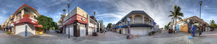 Playa del Carmen'de dükkânlarla dolu Quinta Avenida caddesi