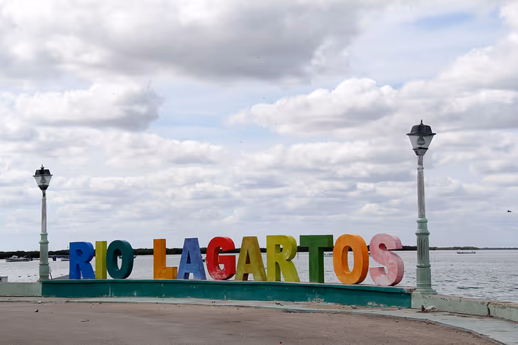 Kleurrijk bord van Rio Lagartos aan de waterkant bij de lagune