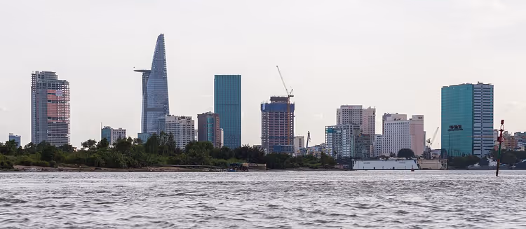 Skyline von Ho-Chi-Minh-Stadt vom Saigon-Fluss aus, Wolkenkratzer