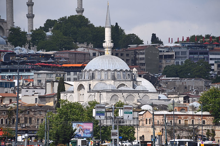Kuppelen og minareten til Rüstem Pasha-moskeen over byen